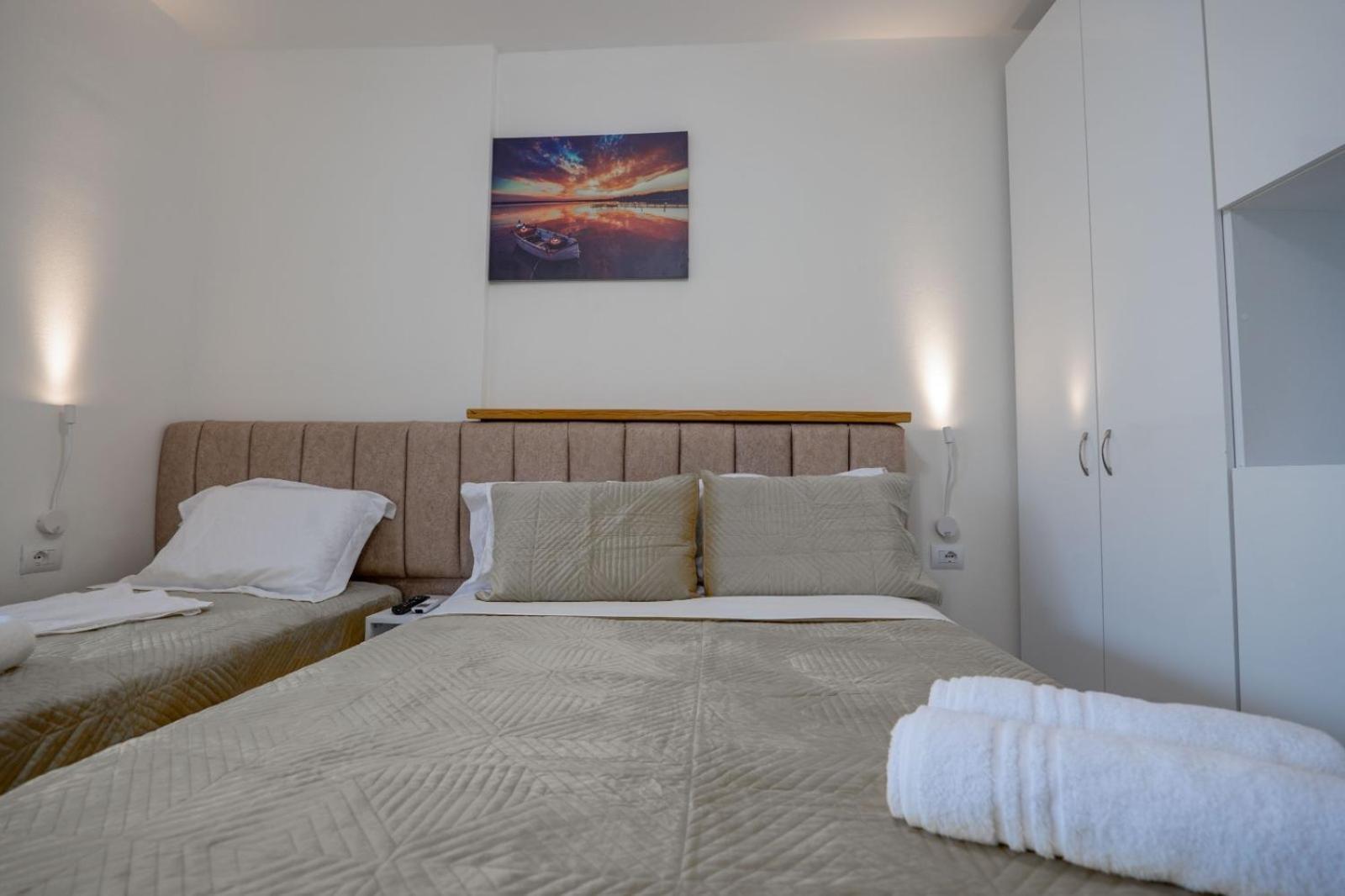 Esel Apartments Sarande Bagian luar foto